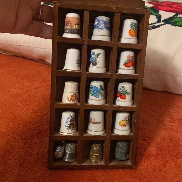 Antique Thimbles Collection With Display Wood Rack Lot 16p Metal & Porcelain - Picture 13 of 16